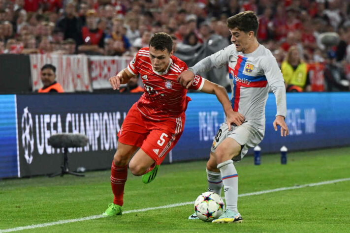 ESQUENTOU - De olho no mercado, o Chelsea quer a contratação do lateral-direito Pavard, do Bayern de Munique. Segundo o "CalcioMercato", os Blues estudam uma investida no francês, que tem contrato até 2024 com os Bávaros. ESQUENTOU - De olho no mercado, o Chelsea quer a contratação do lateral-direito Pavard, do Bayern de Munique. Segundo o "CalcioMercato", os Blues estudam uma investida no francês, que tem contrato até 2024 com os Bávaros.