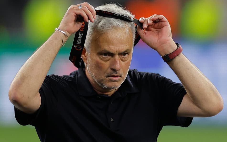 Mourinho é acusado de racismo em Galatasaray x Fenerbahçe