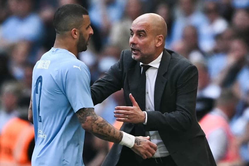 O técnico Pep Guardiola orienta o capitão do Manchester City, Kyle Walker (Foto: Ben Stansall/AFP)