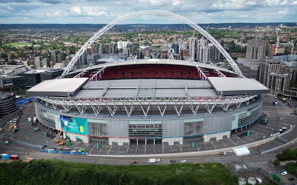 Técnico do Palace cita Taylor Swift após se classificar à semifinal da Copa da Inglaterra