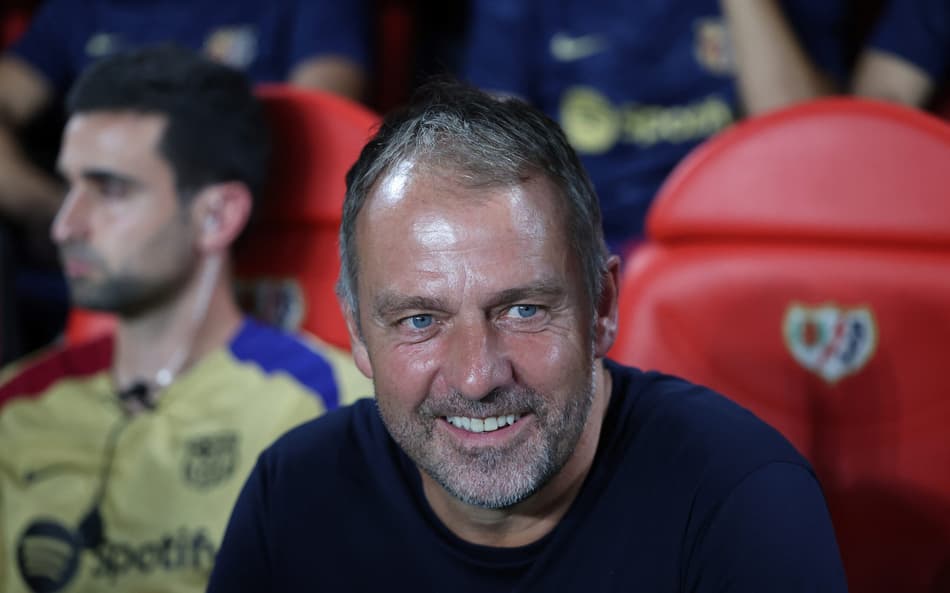 Hansi Flick prioriza momento e despista sobre futuro no Barcelona: ‘Ano a ano’