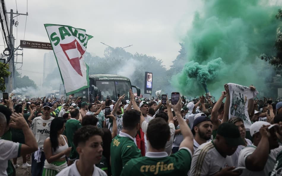 Torcida do Palmeiras recepciona time com corredor verde e fogos antes da final