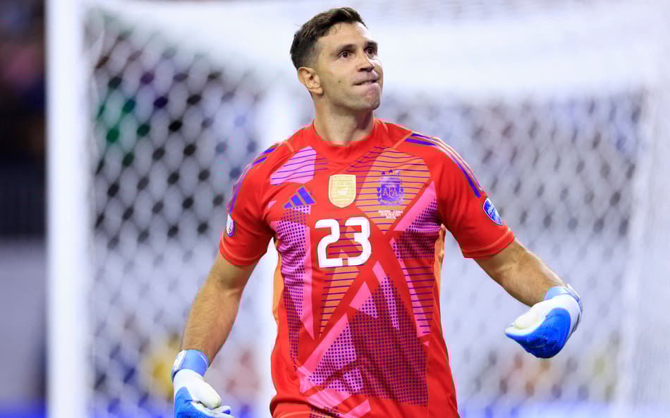 Dibu Martínez salva Argentina de novo e é ovacionado: ‘Goleiro mais decisivo da história’