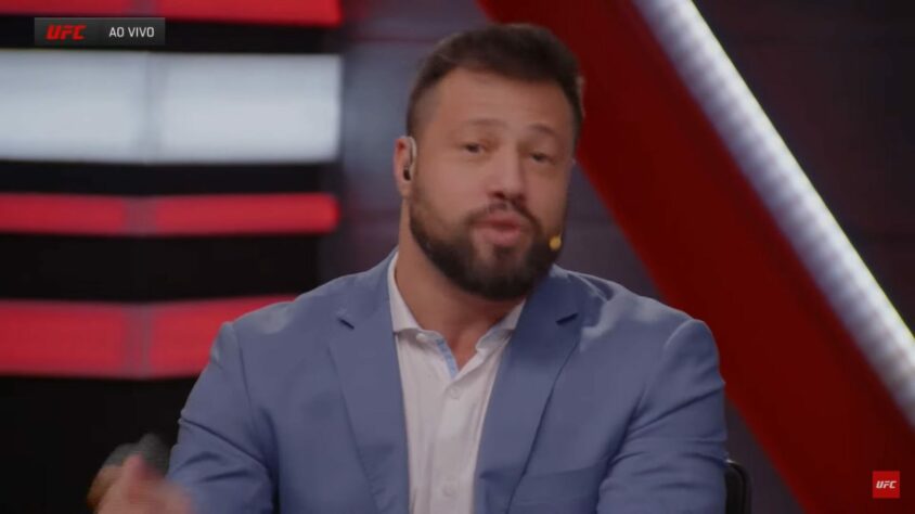 O narrador André Azevedo, que comandava as transmissões do canal 'Combate', foi o escolhido pelo UFC para liderar as transmissões do 'UFC Fight Pass', serviço pay-per-view do próprio Ultimate. E com a parceira da empresa de Dana White com a Band, André também é o responsável por narrar os eventos na emissora paulista. O narrador André Azevedo, que comandava as transmissões do canal 'Combate', foi o escolhido pelo UFC para liderar as transmissões do 'UFC Fight Pass', serviço pay-per-view do próprio Ultimate. E com a parceira da empresa de Dana White com a Band, André também é o responsável por narrar os eventos na emissora paulista.