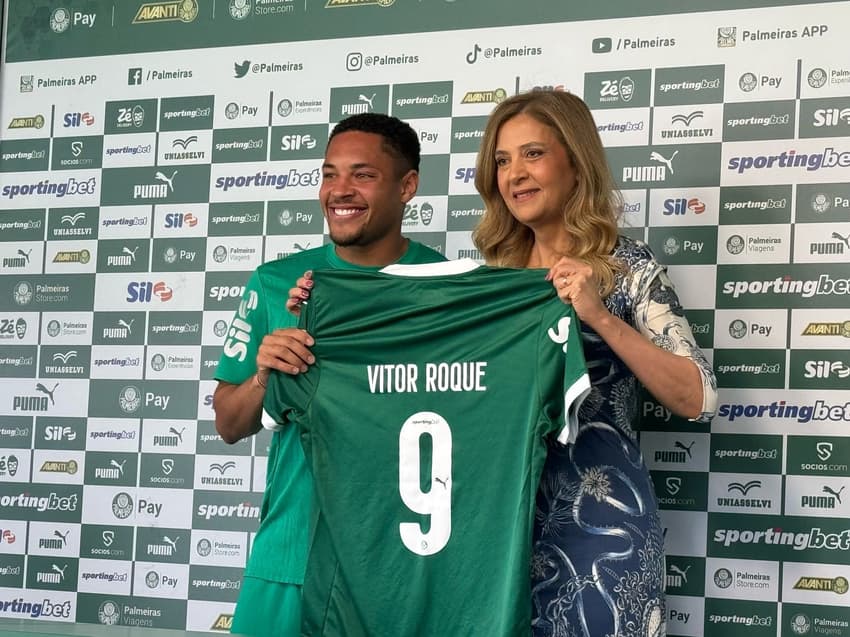 Vitor Roque e Leila Pereira na Academia de Futebol