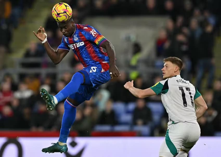 Jogador da Premier League, Marc Guéhi escapa de punição após escrever 'Eu amo Jesus' em braçadeira com cores do arco-íris (Foto: Glyn Kirk/AFP)