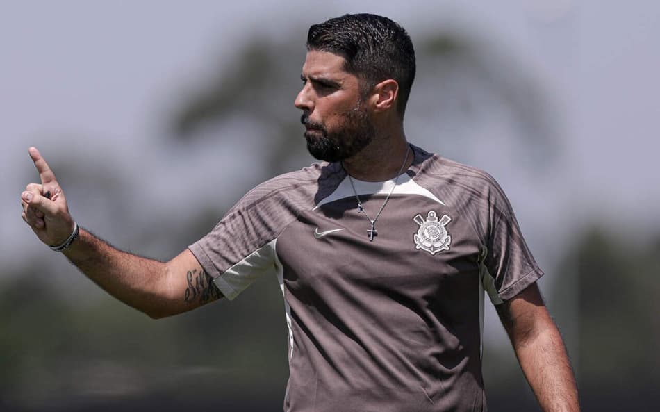 !AO VIVO! Assista à coletiva de António Oliveira, novo técnico do Corinthians