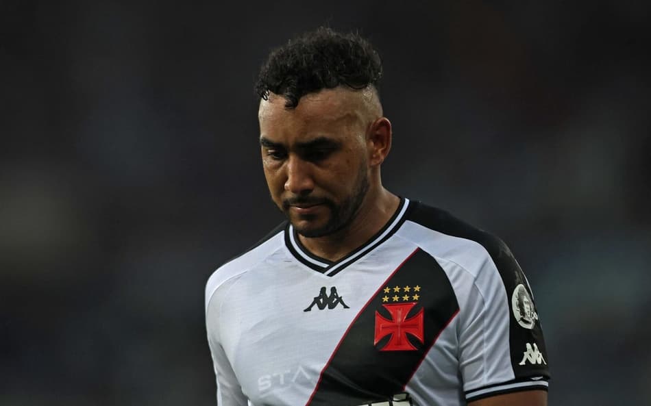 Payet é acusado de agressão física e psicológica por ex-amante