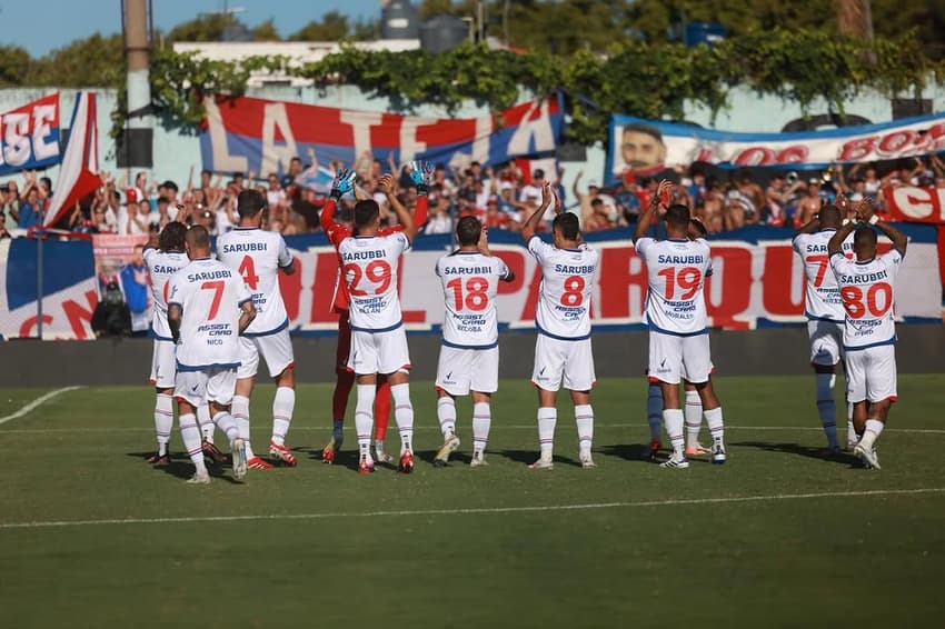 Elenco agradece torcida após partida contra o Liverpool Foto: Divulgação / Nacional
