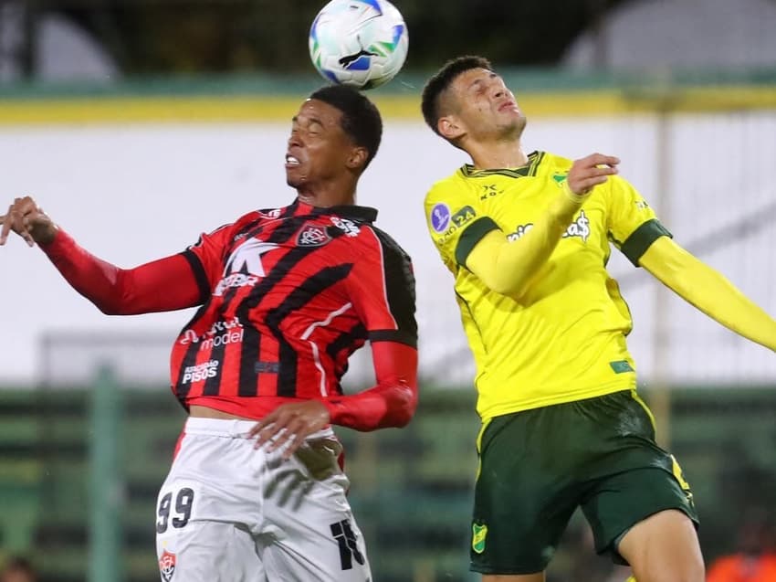 Carlinhos disputa bola com a defesa do Defensa y Justicia Foto: Divulgação / Conmebol