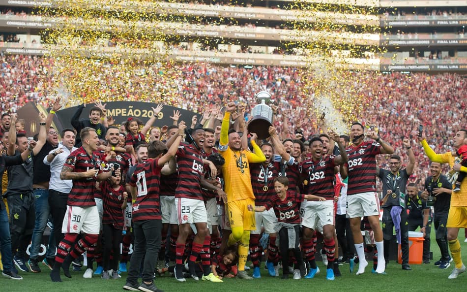 Ídolo do Flamengo cria quadro com esposa e dá dicas sobre sexo; confira