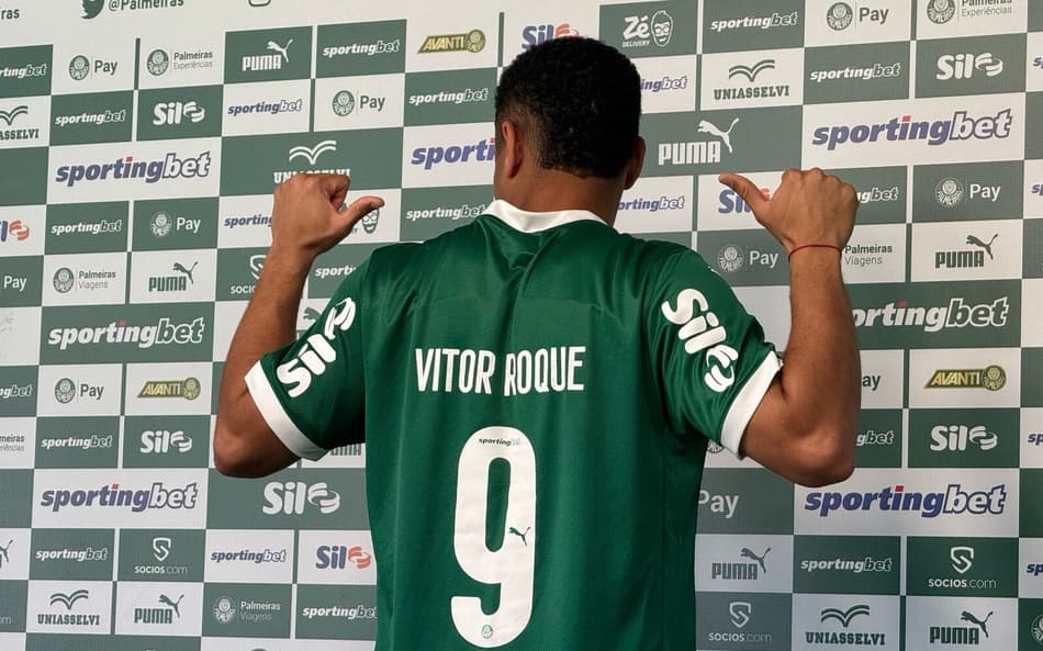 Vitor Roque chega ao Palmeiras pronto para testes e com sombra da Europa