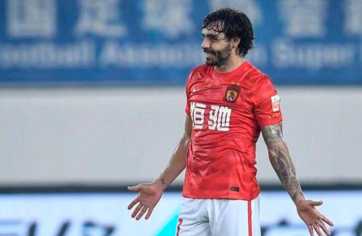 31º lugar: Ricardo Goulart (meia) - Saiu do Cruzeiro para o Guangzhou Evergrande (CHN) em 2015 - Valor: 15 milhões de euros 31º lugar: Ricardo Goulart (meia) - Saiu do Cruzeiro para o Guangzhou Evergrande (CHN) em 2015 - Valor: 15 milhões de euros