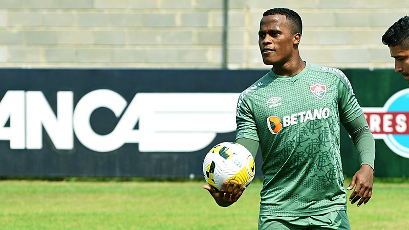 FECHADO - O Fluminense efetuou o pagamento da última parcela de Jhon Árias. Com isso, o Tricolor quitou o que faltava com o Patriotas, da Colômbia, pelos 50% do passe do jogador. O valor da compra girou em torno de U$ 600 mil dólares (cerca de R$ 3 milhões na cotação da época). Assim, a informação foi inicialmente divulgada pelo portal 'Ge'. FECHADO - O Fluminense efetuou o pagamento da última parcela de Jhon Árias. Com isso, o Tricolor quitou o que faltava com o Patriotas, da Colômbia, pelos 50% do passe do jogador. O valor da compra girou em torno de U$ 600 mil dólares (cerca de R$ 3 milhões na cotação da época). Assim, a informação foi inicialmente divulgada pelo portal 'Ge'.