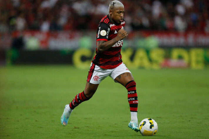 ENCAMINHADO - O Flamengo acertou a venda do atacante Marinho para o Fortaleza. O jogador chegou a negociar com o São Paulo para a sequência da temporada, mas diferenças no salário e no tempo de contrato fizeram com que o negócio não caminhasse. A proposta do Leão do Pici vai ao encontro das exigências do jogador, com dois anos de contrato e salário equivalente ao recebido no clube carioca - com as luvas, o atleta pode receber mais do que recebia no Flamengo. ENCAMINHADO - O Flamengo acertou a venda do atacante Marinho para o Fortaleza. O jogador chegou a negociar com o São Paulo para a sequência da temporada, mas diferenças no salário e no tempo de contrato fizeram com que o negócio não caminhasse. A proposta do Leão do Pici vai ao encontro das exigências do jogador, com dois anos de contrato e salário equivalente ao recebido no clube carioca - com as luvas, o atleta pode receber mais do que recebia no Flamengo.