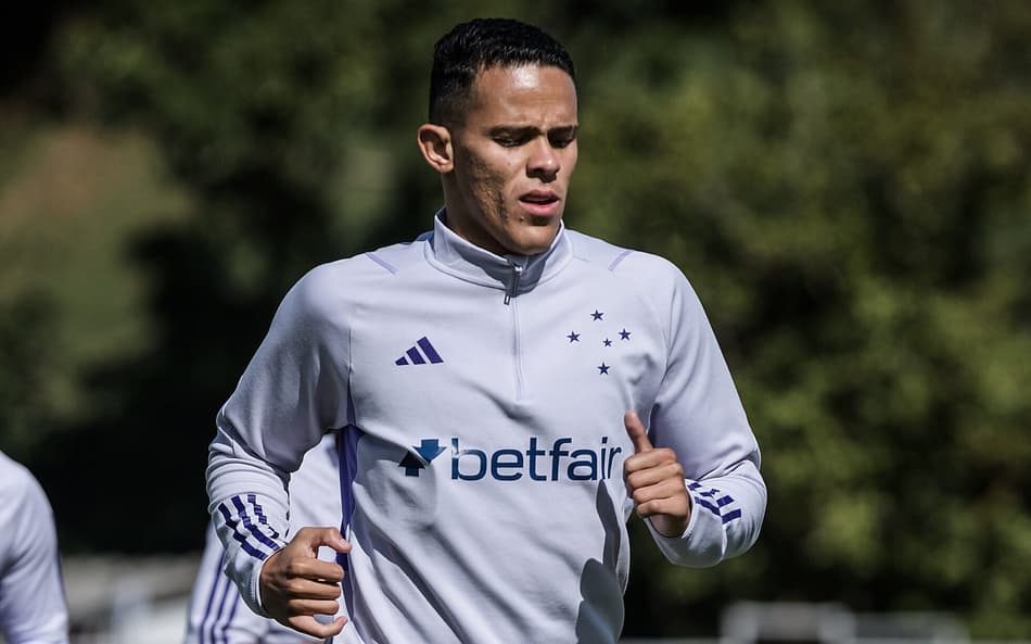 Coritiba anuncia volante com afastamentos por indisciplina no Cruzeiro