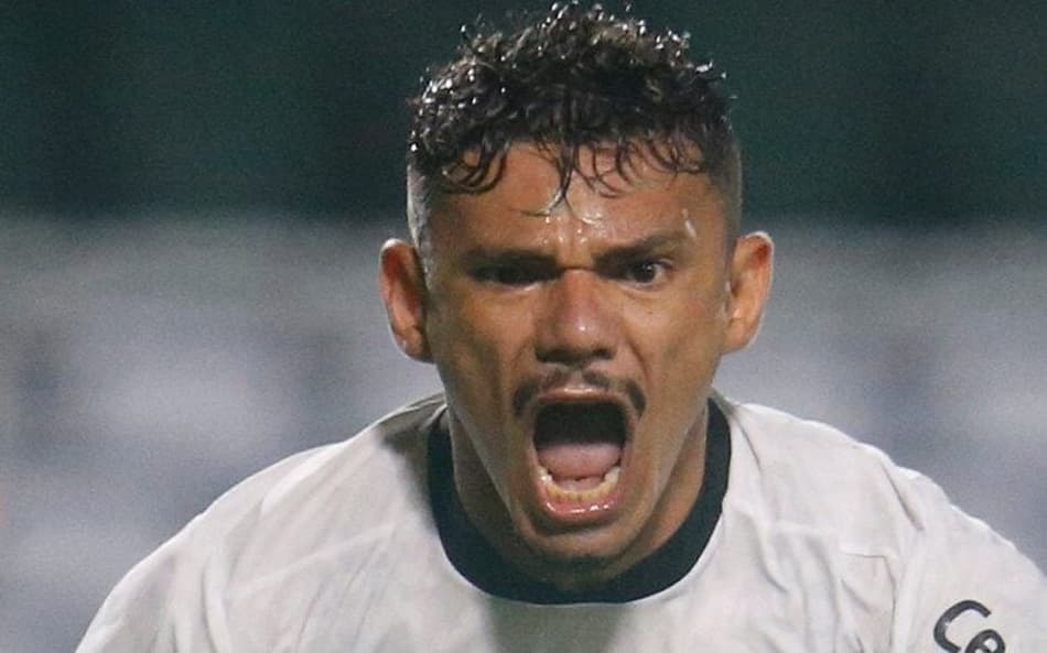 Mercado da bola: Tiquinho Soares chega a Santos para assinar com o Peixe