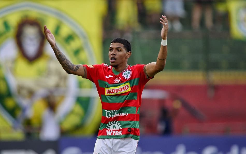 Jogador se revolta com arbitragem e perde a cabeça no Paulistão