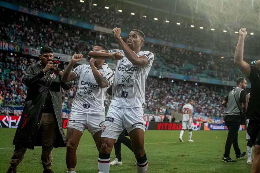 Iury Castilho provoca a torcida do Bahia com gesto de pescaria após título baiano Foto: Victor Ferreira / EC Vitória