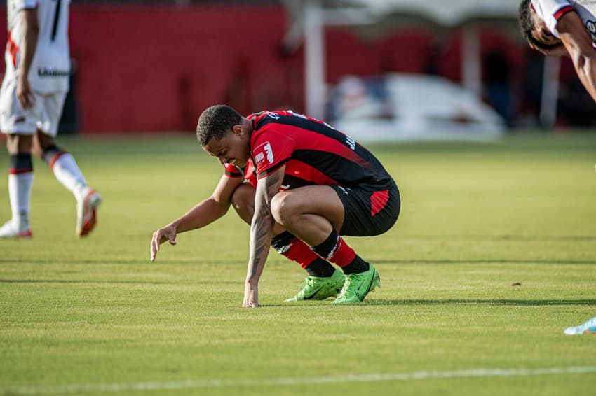Janderson se lamenta em partida contra o Atlético-GO, no Barradão Foto: Victor Ferreira / EC Vitória