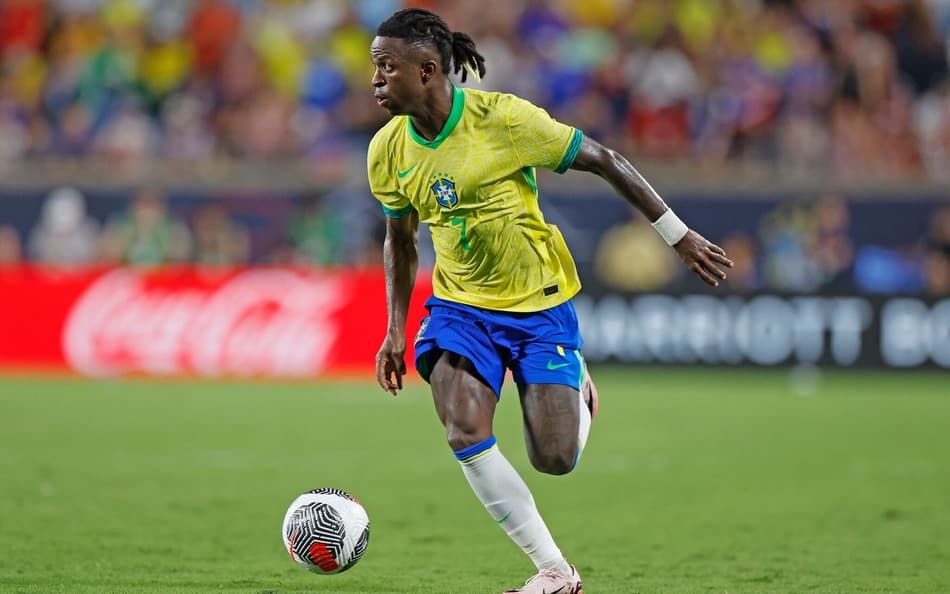 Denílson pede técnico com ‘personalidade’ para por Vini Jr no banco da Seleção Brasileira