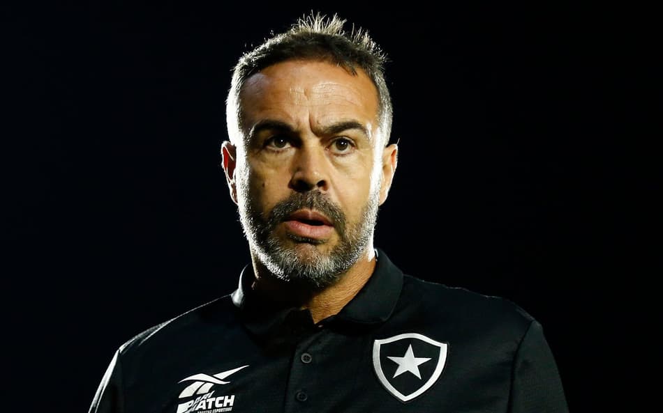 Botafogo tem mais um convocado e Artur Jorge pode ter problemas no Brasileirão