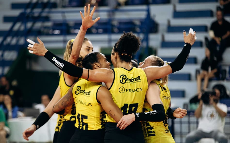 Praia Clube vence Maringá e vai à semifinal da Superliga Feminina de Vôlei