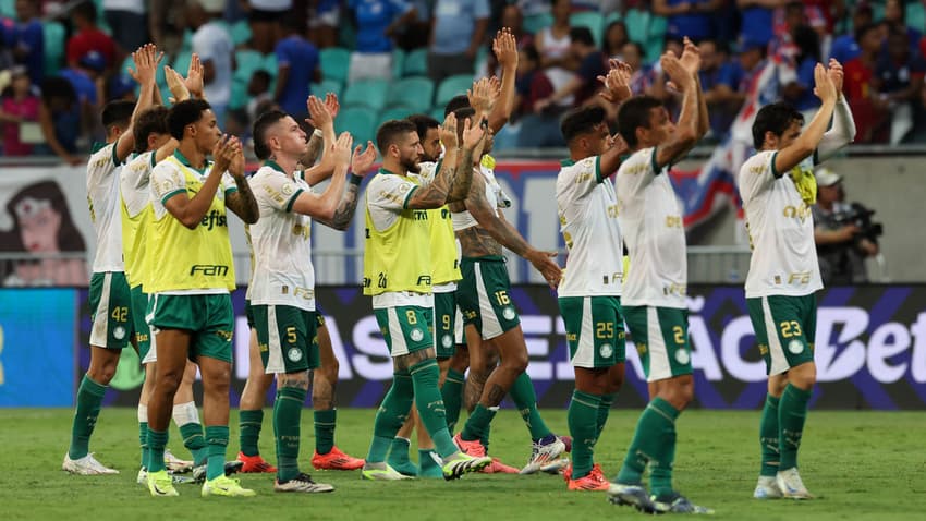 Elenco do Palmeiras após vitória contra o Bahia na Arena Fonte Nova pelo Brasileirão.