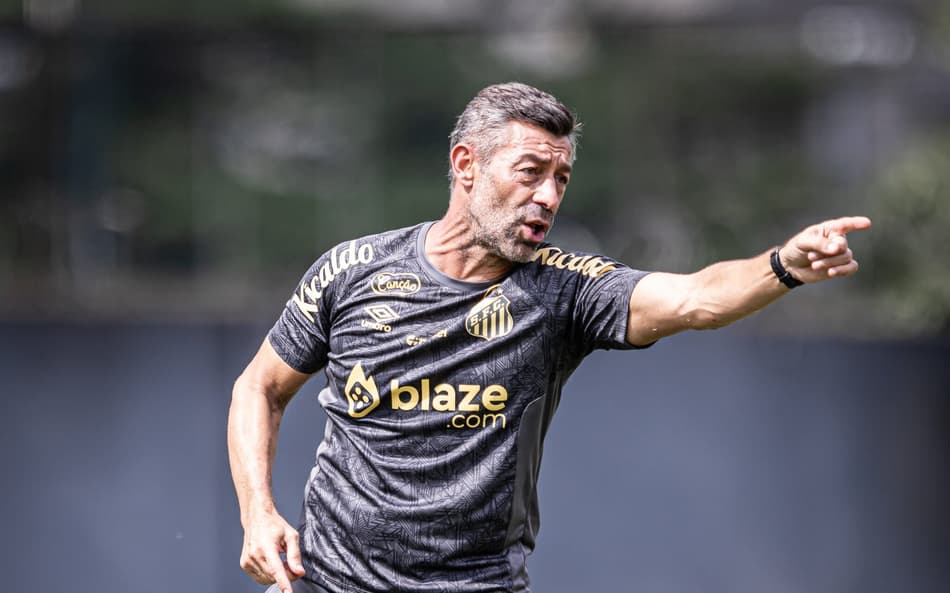 De olho no Bahia, Caixinha comanda treino tático no CT Rei Pelé