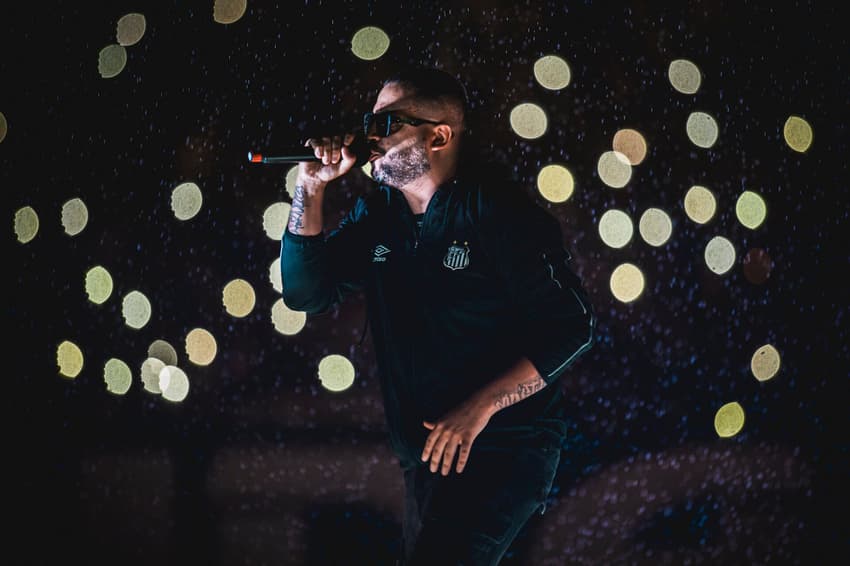 Projota faz show em evento de apresentação do Neymar na Vila Belmiro e emociona público ao cantar Muleque de Vila. (Foto: Bruno Vaz / Santos FC)
