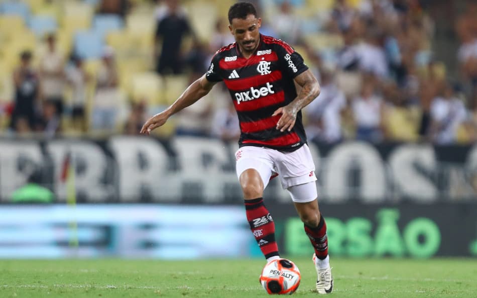 Flamengo x Corinthians: Danilo prega atenção a Memphis antes do duelo