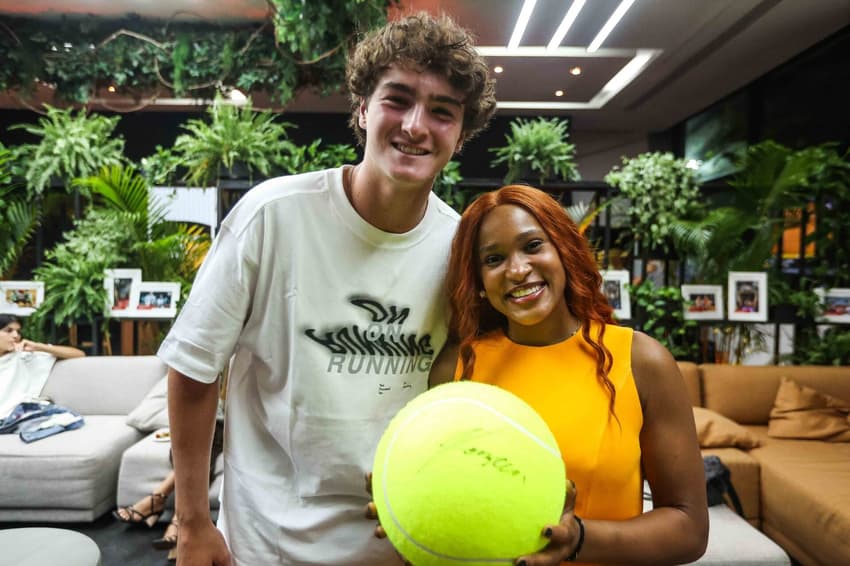 João Fonseca com Rebeca Andrade durante o Rio Open 2025 (Foto: Reprodução/RioOpen)