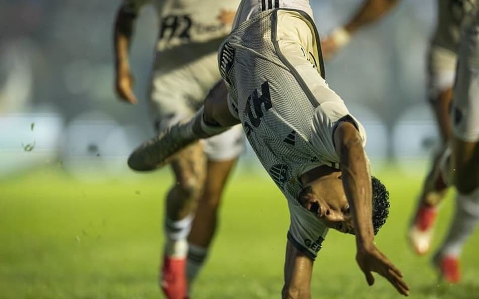 Rony, do Atlético-MG, dá opinião sobre gramados sintéticos