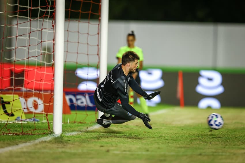 Volpi defendendo um penâlti na Copa do Brasil. (Foto: Lucas Ubel/Gremio)