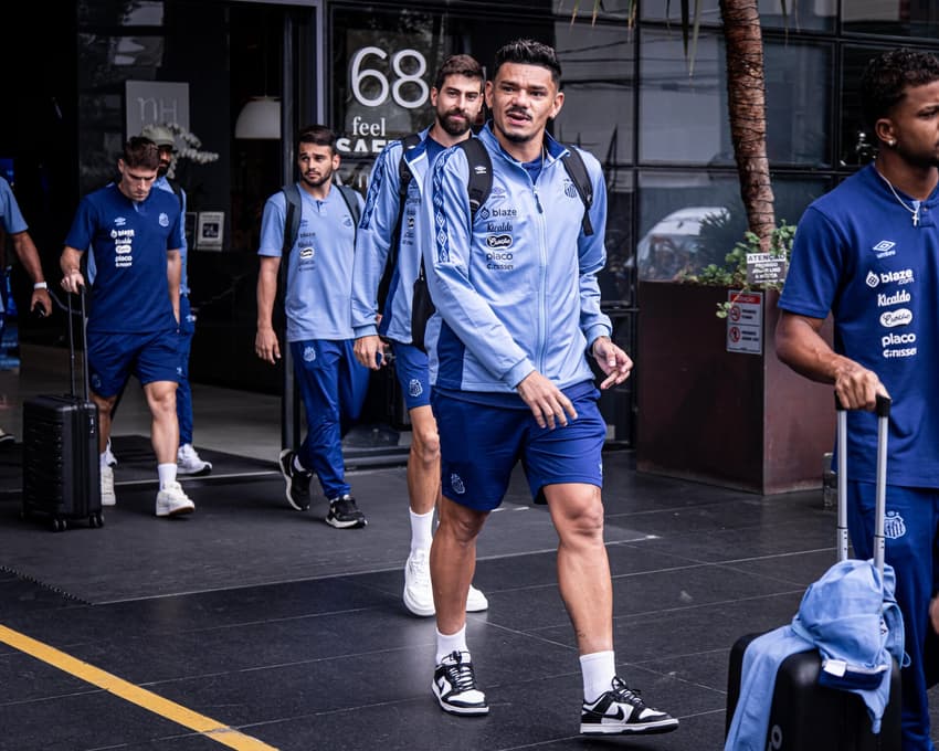 Elenco do Santos participou de um amistoso diante do Coritiba no dia 16 de março, no Couto Pereira, como parte da preparação para o Brasileirão. (Foto: Raul Baretta/ Santos FC.)