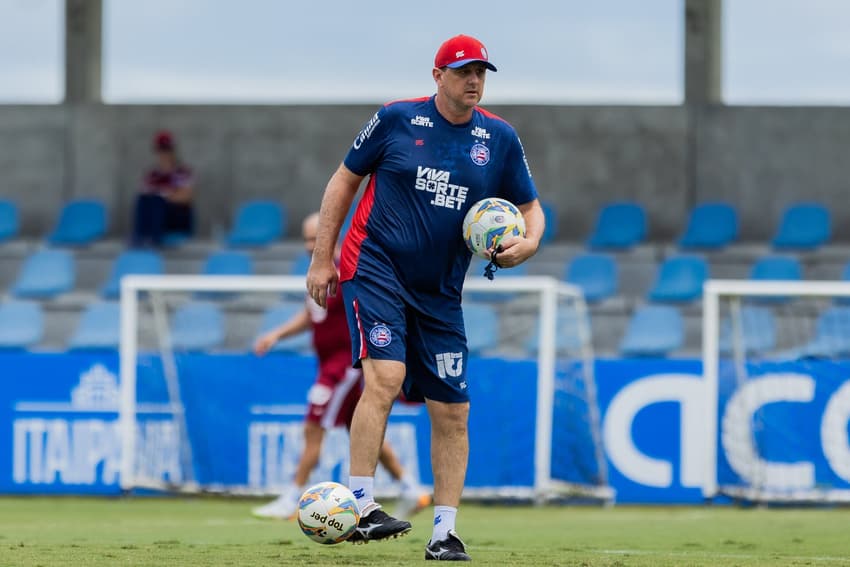 Ceni comanda treino com bola no CT Evaristo de Macedo