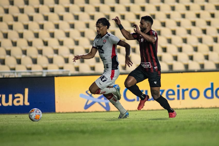 Fabrício Santos disputa bola em Vitória x Moto Club Foto: Victor Ferreira / EC Vitória