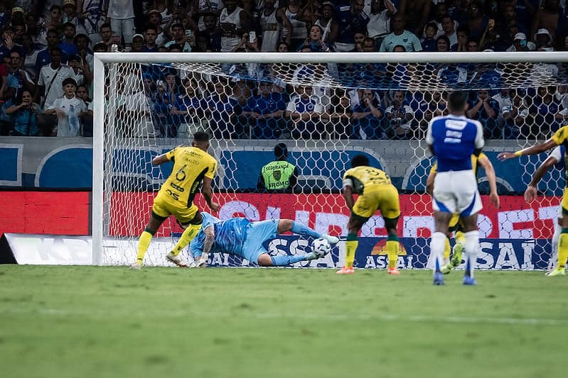 Cássio, goleiro do Cruzeiro, defende pênalti cobrado por Reinaldo, do Mirassol (Foto: Gustavo Aleixo/Cruzeiro)