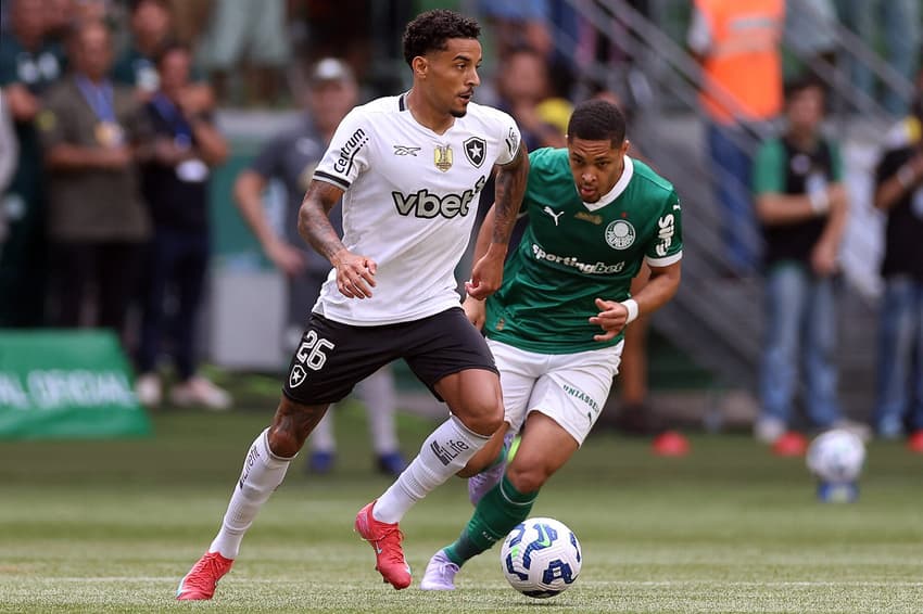 Gregore em campo no jogo entre Botafogo e Palmeiras pelo Brasileirão. (Foto: Vitor Silva/BFR)