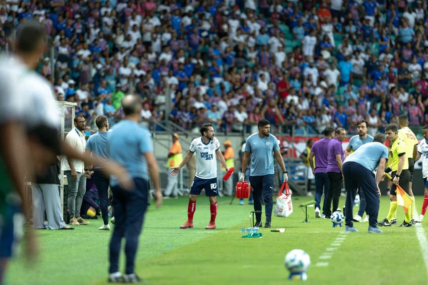 Everton Ribeiro sai de campo indignado com arbitragem Foto: Rafael Rodrigues / EC Bahia