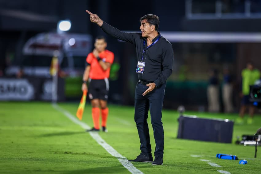 Gustavo Quinteros orienta o Grêmio na vitória sobre o Sportivo Luqueño. (Foto: Lucas Uebel/Grêmio FBPA)