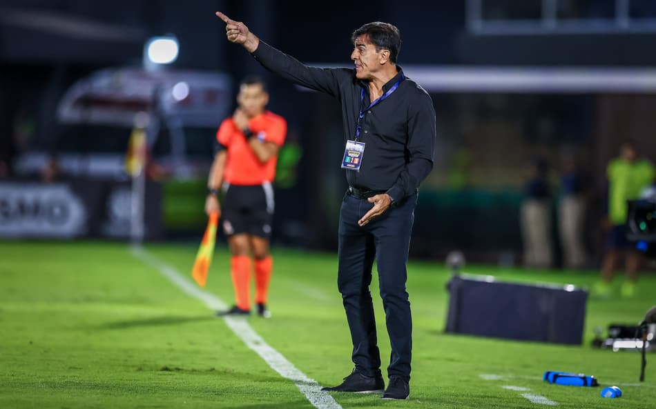 Quinteros vê Grêmio inconstante, mas avalia como ‘positiva’ estreia na Sul-Americana