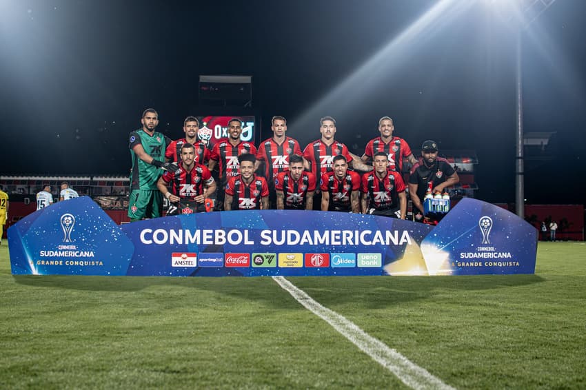 Elenco do Vitória antes da partida contra a Universidad Católica Foto: Victor Ferreira / EC Vitória