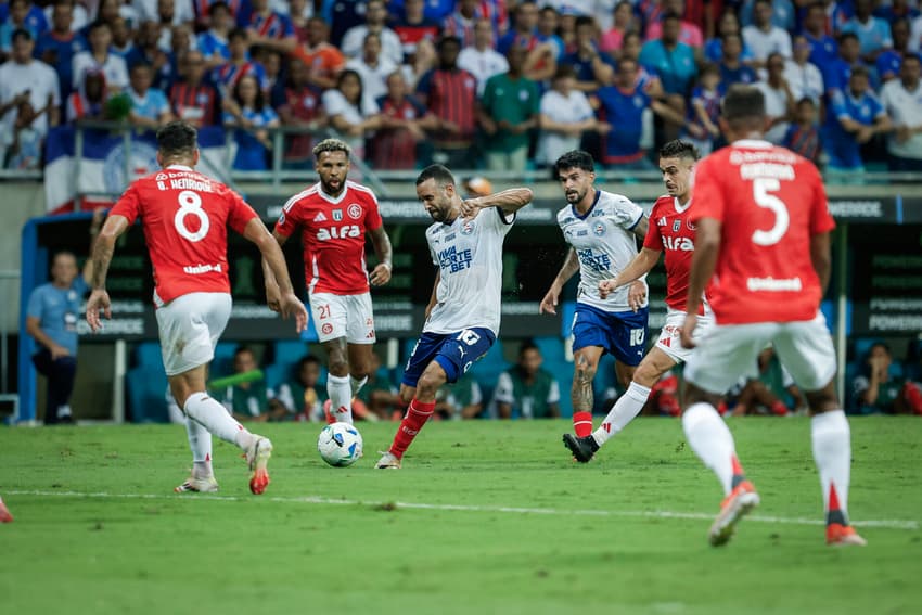 Bahia x Internacional. Caio Alexandre (B), Bruno Henrique (I), Wesley (I) e Fernando (I). Foto: Rafael Rodrigues/EC Bahia