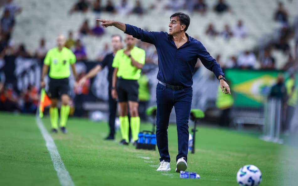 ‘Grêmio não mereceu perder’, lamenta Quinteros após derrota para o Ceará