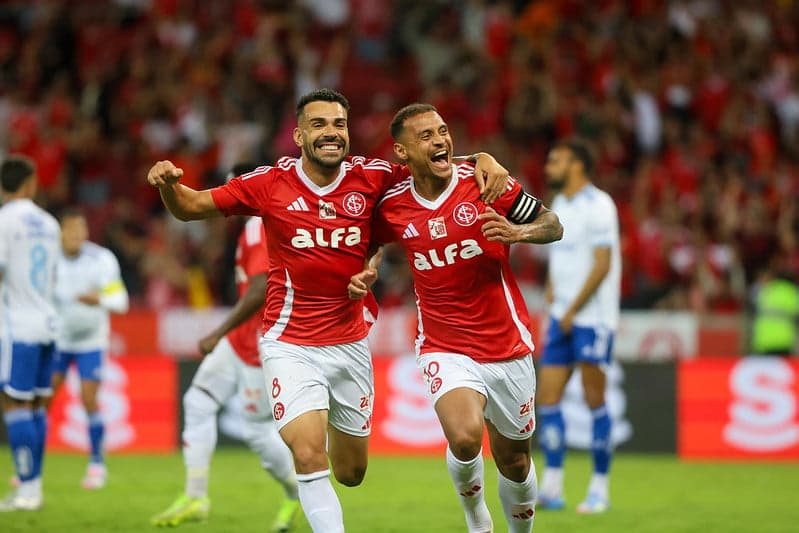 Meia Alan Patrick, do Internacional, marca contra o Cruzeiro (Foto: Divulgação/Internacional)