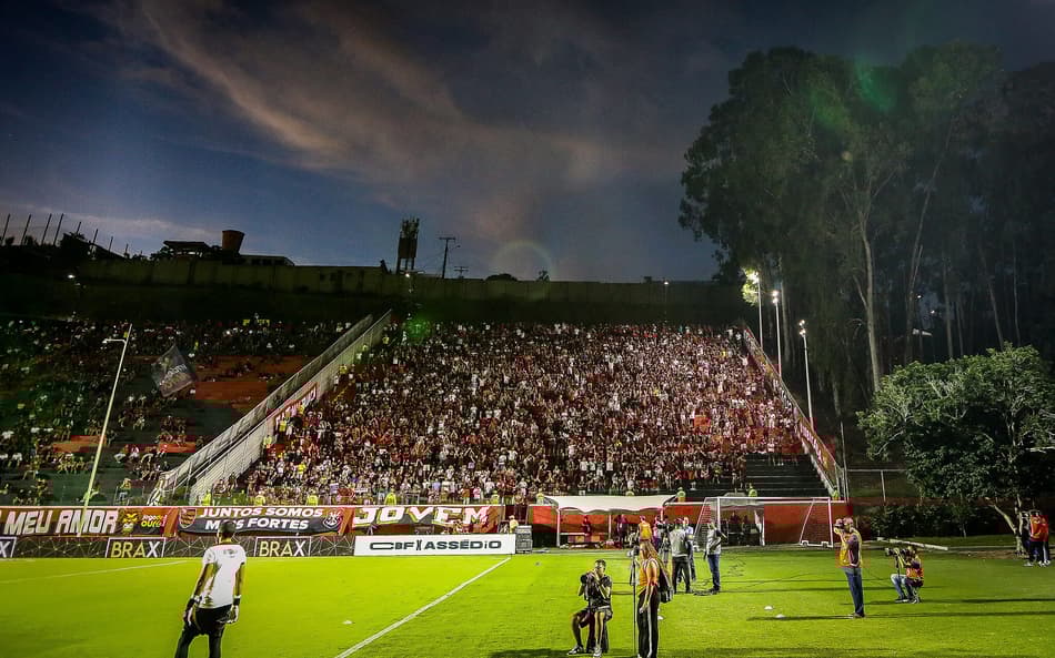Vitória repudia hostilidades da torcida contra imprensa carioca no Barradão