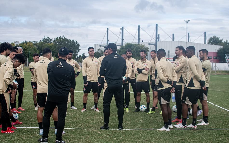 Vitória prioriza atacantes e tem saídas na janela de transferências nacional