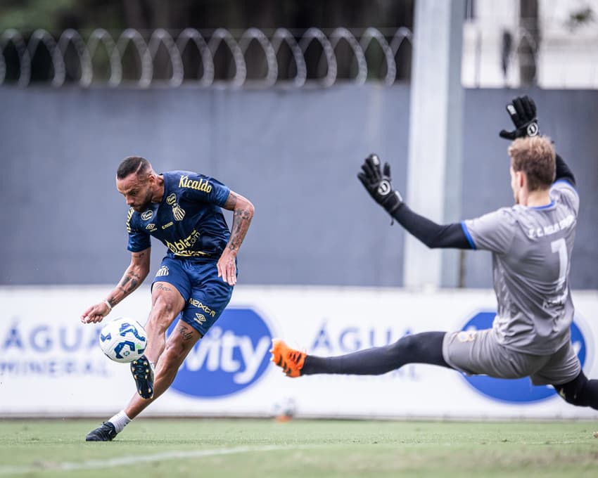 Guilherme marcou dois gols na vitória do Santos sobre o Água Santa em jogo-treino no CT Rei Pelé. (Foto: Raul Baretta/ Santos FC)