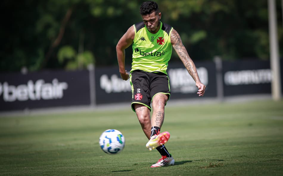 Vasco x Sport: Adson e Coutinho treinam e devem ser relacionados